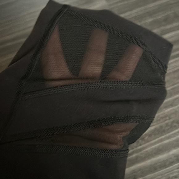 Lululemon Mesh design Leggings - Picture 4 of 5